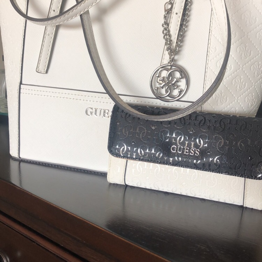 Guess purse with matching guess wallet.